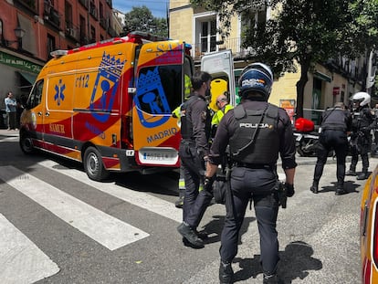 dyrwndoi6fa6jb2sjljpwpryjm-1 Policías y efectivos del Samur, en la agresión de la calle Toledo.