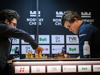elnutbehc5f4tjc23kfqrbl32m Un momento del inicio del duelo Caruana-Carlsen, este sábado en Stavanger