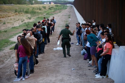 evtsfl2sgvanhm7dnyur2yicfm Un agente de la Patrulla Fronteriza cuenta migrantes junto al muro fronterizo en Eagle Pass, Texas, en mayo de 2022.