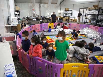 f3boiexsinhynj6bp4qb725fbu Niños migrantes no acompañados miran televisión en un centro de detención para menores en Donna, Texas, en 2021.
