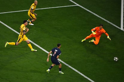 f3vpply36vgjtoifsu5iqrpgta Achraf Hakimi, del París Saint-Germain, marca el primer gol de su equipo a pase de Yann Sommer.