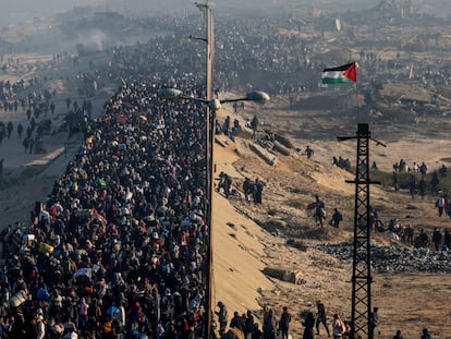 fmqepzt5acdcpquwfeft6xhg7i Gaza (-), 27/01/2025.- Internally displaced Palestinians walk on Al Rashid road in central Gaza as they return from the south to northern Gaza Strip, 27 January 2025. Israel and Hamas implemented the first phase of a hostage release and ceasefire deal on 19 January 2025. EFE/EPA/MOHAMMED SABER