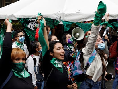 fr2e3b2niy6lj26ijd4lckac5u Colectivos feministas frente al edificio de la Corte Constitucional de Colombia, este lunes.