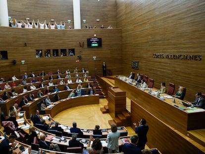 fzkeoyffjvllti4aqkg52mleky-4 Representantes del colectivo LGTBI protestan durante la sesión de control parlamentario este jueves al presidente de la Generalitat, Carlos Mazón, en las Cortes Valencianas.