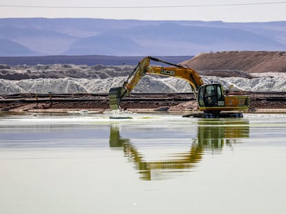 g474xervwff2pkek4mb62cgs7a Pozos de extracción de litio en el salar de Atacama, Chile, en julio de 2024.