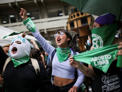 ggze6lvqimd6gjtbysyb3nml4i Mujeres celebran frente a la corte constitucional de Colombia, en Bogotá, Colombia, 21 de febrero de 2022.