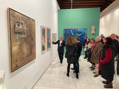 gh7skz5ac5a2hplldetf5aqolq El pintor Pablo Sycet explica a visitantes la exposición 'Fin de siglo', con obras de su colección, en el Espacio Santa Clara, en diciembre.