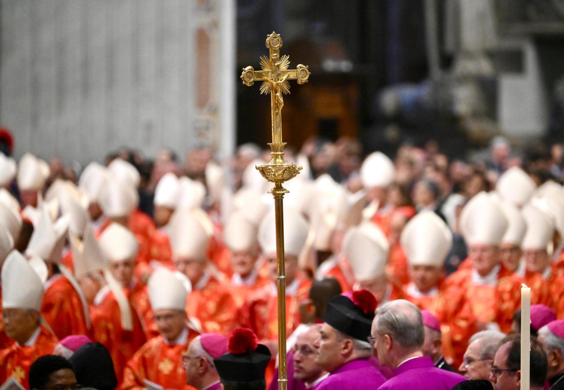Giovanni Battista Re pide en misa previa al Cónclave que el Espíritu Santo ilumine a cardenales que elegirán al papa Giovanni Battista Re pide en misa previa al Cónclave que el Espíritu Santo ilumine a cardenales que elegirán al papa