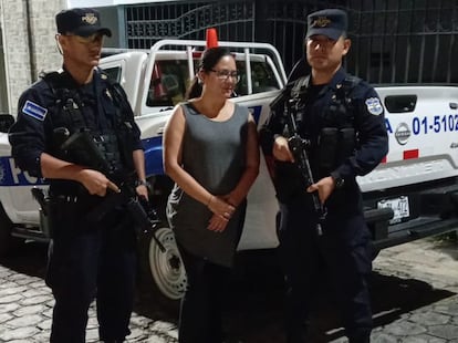 Ruth López Alfaro tras su detención por miembros de la policía de El Salvador.