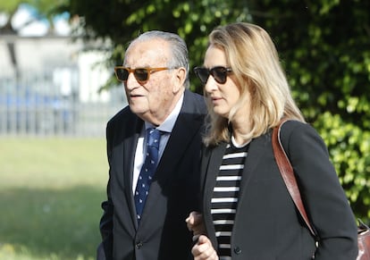 gk5f67baiv3acgdyjhh47bf7zm-1 Carlos Fabra con su hija Andrea a su llegada a la Ciudad de la Justicia de Castelló, el pasado lunes.