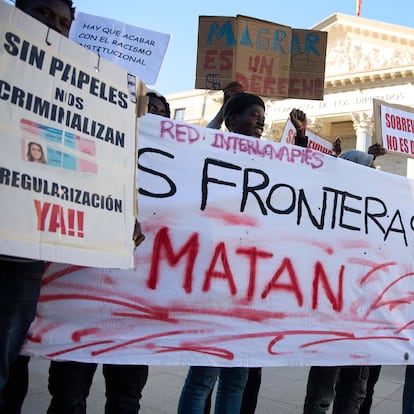 (Foto de ARCHIVO)
Varias personas se concentran frente al Congreso en defensa de la ILP RegularizaciónYa mientras se debate la iniciativa en el Congreso, a 9 de abril de 2024, en Madrid (España). El Congreso debate este martes 9 de abril la toma en consideración de la Iniciativa Legislativa Popular (ILP) para la regularización extraordinaria de 500.000 extranjeros. Cientos de ONG se unieron en el proyecto 'Esenciales' para reclamar una regularización extraordinaria de aquellos extranjeros en situación administrativa irregular que estuvieran residiendo en España antes del 1 de noviembre de 2021 y reunieron más de 700.000 firmas. La iniciativa cuenta con el apoyo de PSOE, ERC, Bildu, BNG, PNV y Sumar y la oposición de PP y Vox.
Jesús Hellín / Europa Press
09 ABRIL 2024;PLENO;CONGRESO;SESIÓN PLENARIA;
09/4/2024