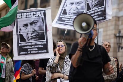 goantwxeond23iyo63rq3up5gy Manifestantes lanzando consignas y portando pancartas a favor de Palestina y reclamando al Gobierno que rompa relaciones con Israel.