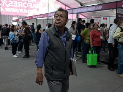 gsgu36mhujfx5fcpvyxry5mvli Ciudadanos en la Feria de Afores 2023 en Ciudad de México, en julio de 2023.