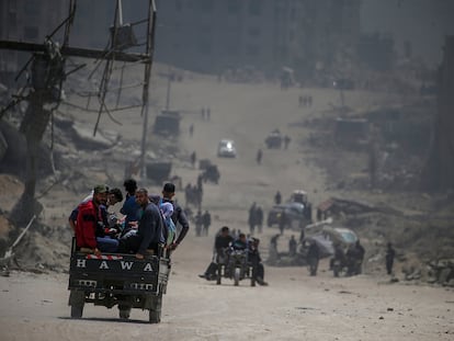 gsze4lwpy5xylu2s36vbxpk2m4 Desplazados gazatíes en la carretera Al Rashid (zona oeste de ciudad de Gaza), este viernes.