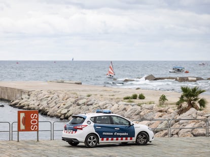 gw3mlaefyfbctincxfpanafv34 Un coche patrulla de los Mossos, en una playa de Barcelona.