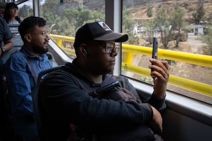 gzyprelefff5xdecl7fettmsyy Un pasajero toma fotografías de la ruta del transporte. Los usuarios podrán hacer viajes de conexión en la estación Santa Marta con la Línea A del Metro, la Línea 2 del Cablebús y rutas de RTP.