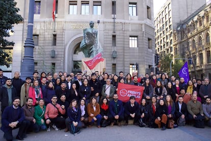 h74kakd3x5dgvfxgkrxwiai5gu-1 Miembros del Frente Amplio frente a una escultura del expresidente Salvador Allende en Santiago.