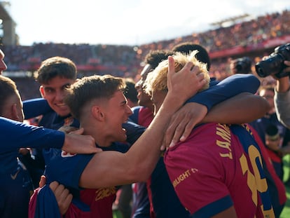 hfpqqin2gzeftkr7nia22oyhfe-1 Los jugadores del Barcelona celebran el gol de Fermín, en el clásico de Liga ante el Real Madrid.