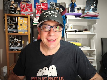 hifjdxtw2ncxrotwqfmepm7kfm Sergio Castro, profesor de Matemáticas, Física y Química, conocido como Profesor10demates en redes sociales y en YouTube en el espacio donde graba sus vídeos. Foto cedida por Sergio Castro.