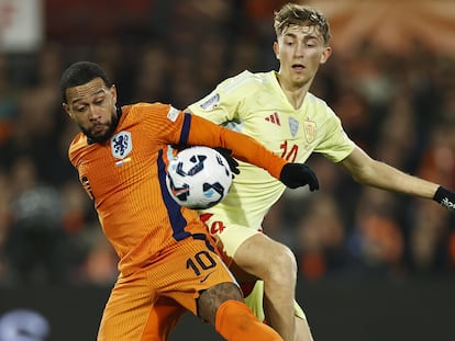 hmpmdygnszuq52y27xcjniec5e Dean Huijsen (derecha) lucha por el balón con Memphis Depay en el partido entre España y Países Bajos.