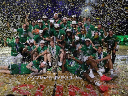 hngbr3lubjesjlqsedt6iifb5i La plantilla de Unicaja celebra la victoria en la final de la Liga de Campeones de baloncesto.