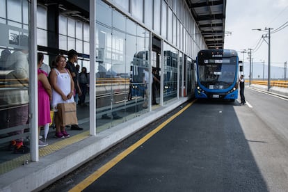 hohqkkietzbepo5zeyw3txqeta Pasajeros esperan para abordar una unidad del nuevo trolebús. La línea completa en operación contará con 13 estaciones y recorrerá 18,5 kilómetros.
