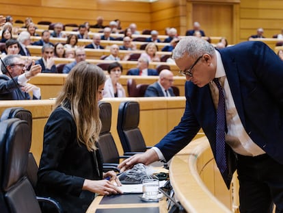 hv3dkmkpyzxxbgumq5ndsnnjqq El senador del PP Francisco Bernabé entrega la bolsa a la vicepresidenta tercera, Sara Aegesen, en la sesión de control del Senado de este martes.