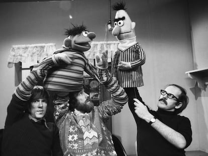 i2uqx2uq5huemvqdkfh7nlrypy Desde la izquierda, Daniel Seagren, Jim Henson y Frank Oz manejando las marionetas de Epi y Blas de 'Barrio Sésamo' en un estudio de Nueva York en 1970.