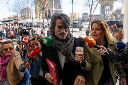 El exdirector general de Coordinación Sociosanitaria de la Comunidad de Madrid, Carlos Mur, a su llegada a declarar en calidad de testigo en los juzados de la Plaza de Castilla en Madrid en relación a los protocolos para no derivar a ancianos de residencias a hospitales en la primera ola de la pandemia del coronavirus. EFE/Daniel González