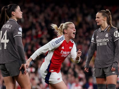 i7w52xmhlnbhrfvkvf7blabklu Russo celebra su segundo gol, el tercero del Arsenal, que eliminó al Madrid, ante María Méndez (izquierda) y Sandie Toletti.