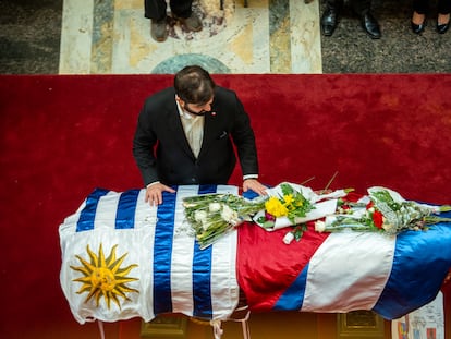 Gabriel Boric frente al ataúd de José Mujica en el Palacio Legislativo de Montevideo, durante el segundo día de los funerales.