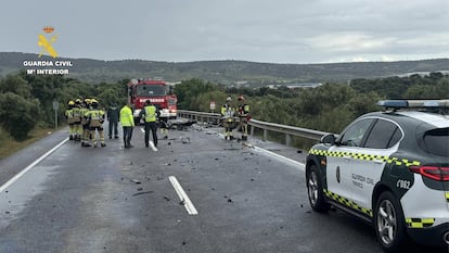 idt5xgm7aba3tgnozzpdjcjxka-1 Cuatro hombres han fallecido y un quinto ha resultado herido de carácter menos grave tras una colisión frontal entre dos turismos, este viernes, en la carretera N-630, en el término municipal de Plasencia (Cáceres).