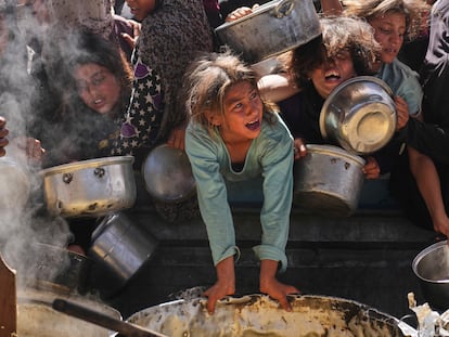 ii3vlqkeljbhjojmx2l3zktg5e-1 Niños palestinos tratan de hacerse con una ración de comida en un reparto de alimentos en Jan Yunis este viernes.