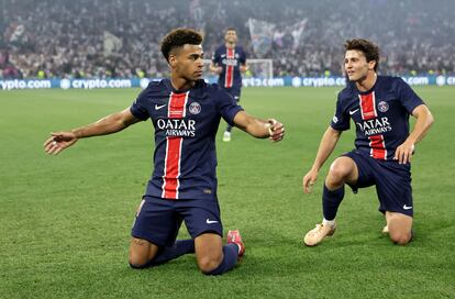 Munich (Germany), 31/05/2025.- Desire Doue (L) of PSG celebrates after scoring his team's second goal during the UEFA Champions League final between Paris Saint-Germain and Internazionale Milano in Munich, Germany 31 May 2025. (Liga de Campeones, Alemania) EFE/EPA/RONALD WITTEK