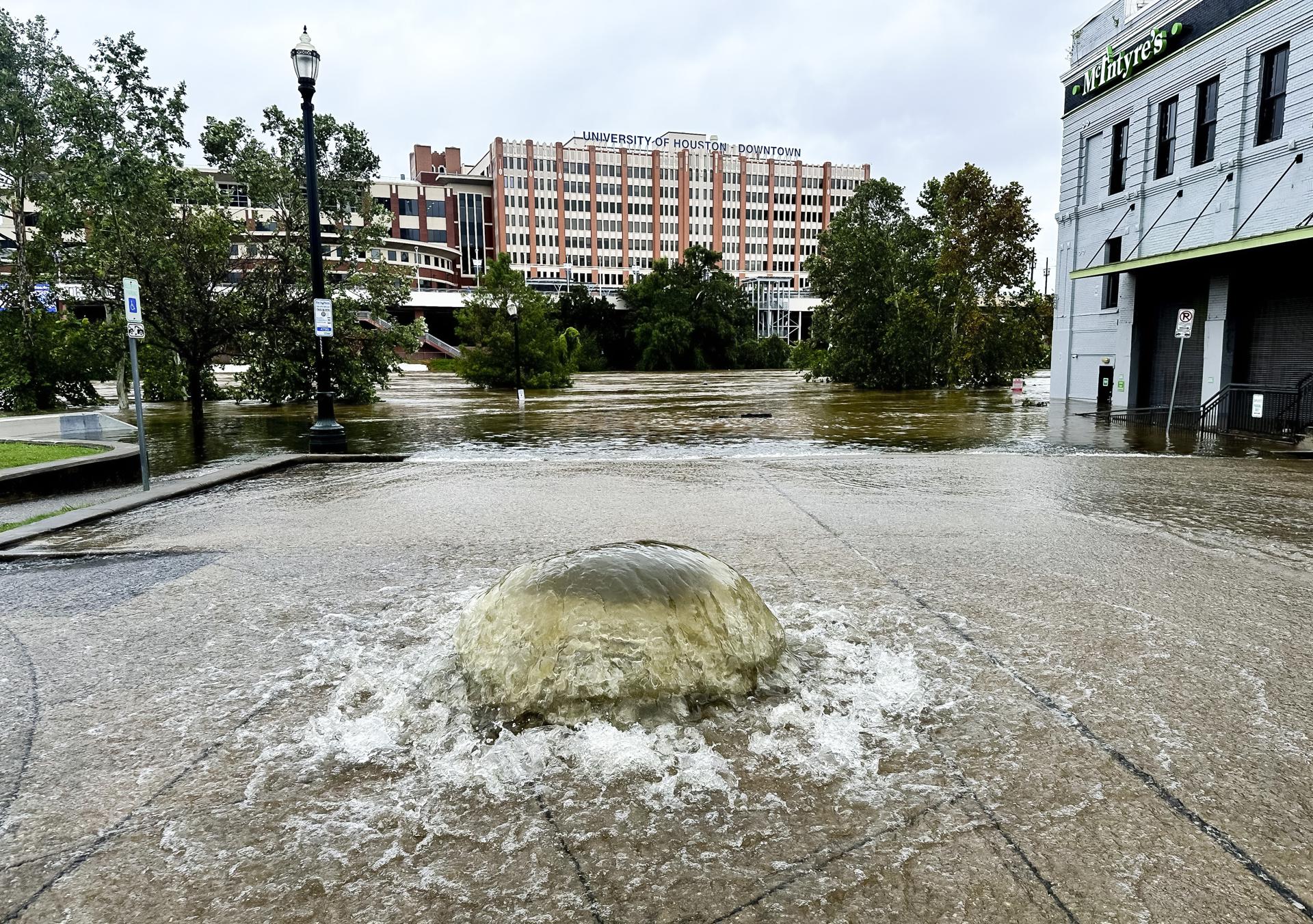 Tormentas en Texas causan inundaciones, tornados y la cancelación de cientos de vuelos Tormentas en Texas causan inundaciones, tornados y la cancelación de cientos de vuelos