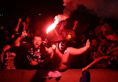 Los aficionados del PSG con bengalas celebran la primera Champions de su equipo.
