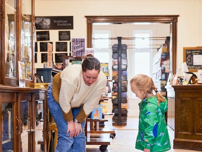 En el interior de la biblioteca Haskell, una cinta adhesiva negra en el suelo señala qué parte pertenece a Estados Unidos y cuál a Canadá.