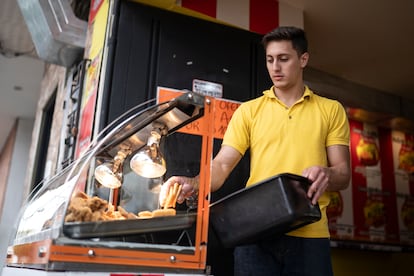 ir4efqxrlran3p4zetaaqczzme Alex Guillen trabaja en un restaurante en Bogotá, en julio de 2024.