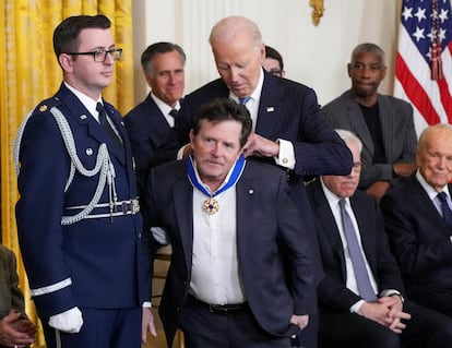 Michael J. Fox recibe la Medalla Presidencial de la Libertad de manos de Joe Biden en enero de 2025.