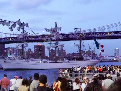 jwra2sn5mnch3k6eb4q3ogh3by Percance del buque escuela Cuauhtémoc con el Puente de Brooklyn, en Nueva York, el 17 de mayo de 2025.