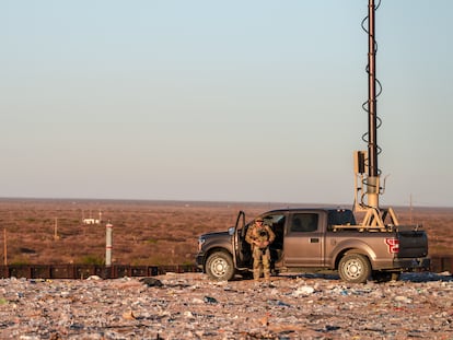 kg5tviyvrzd5rfdfpl4ufci62m Un soldado del Ejército estadounidense opera un camión de vigilancia en un vertedero de basura en la frontera entre Estados Unidos y México.
