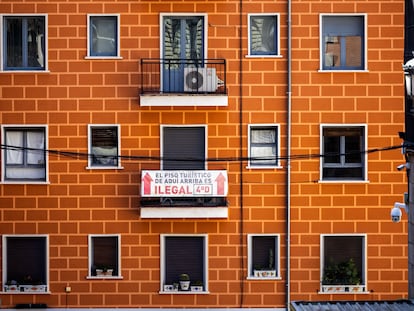ki7bv6cc65blrfk2loc7jejape Un cartel en un balcón de un edificio del centro de Madrid denuncia que el piso turístico de arriba es ilegal.