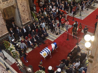 El ataúd del expresidente José 'Pepe' Mujica en el Palacio Legislativo de Uruguay, en Montevideo.