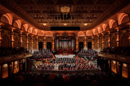 lcs273cyu5hnrgprudwykso34u El imponente aspecto que presentaba el escenario del Real Concertgebouw de Ámsterdam para la interpretación de la Octava Sinfonía de Mahler el pasado viernes.