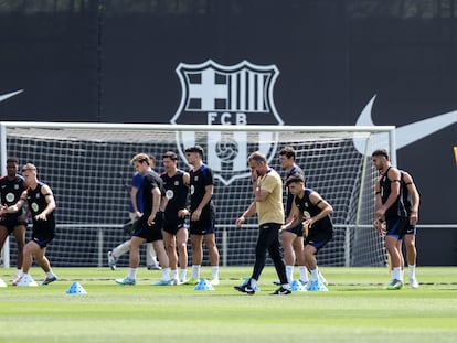 lq7izqtpazcv3d6mzdcws4kypu Hansi Flick y jugadores del FC Barcelona