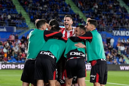 Los jugadores del Athletic celebran el pase a la Champions tras derrotar al Getafe.