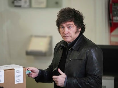 m7fkbe5lzqw33cze42a4i7ndfi Javier Milei deposita su voto durante las elecciones legislativas municipales, este domingo en Buenos Aires.