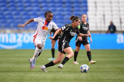 mew7edeu2vbizeegqa5ux5cqce Mariona Caldentey conduce el balón ante la presión de Melchie Dumornay en la vuelta de las semifinales de Champions ante el Lyon el pasado 27 de abril.