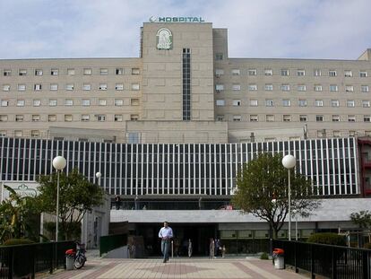 mokoj5kx73psn2v5g2voof3vce Fachada del Hospital Virgen de Valme, en Sevilla.