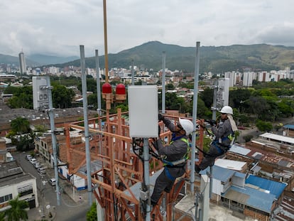 mwav2iuck5eynbqkqnzeaot6we Trabajadores en una torre de telecomunicaciones en Cali, Colombia, el 1 de marzo de 2024.